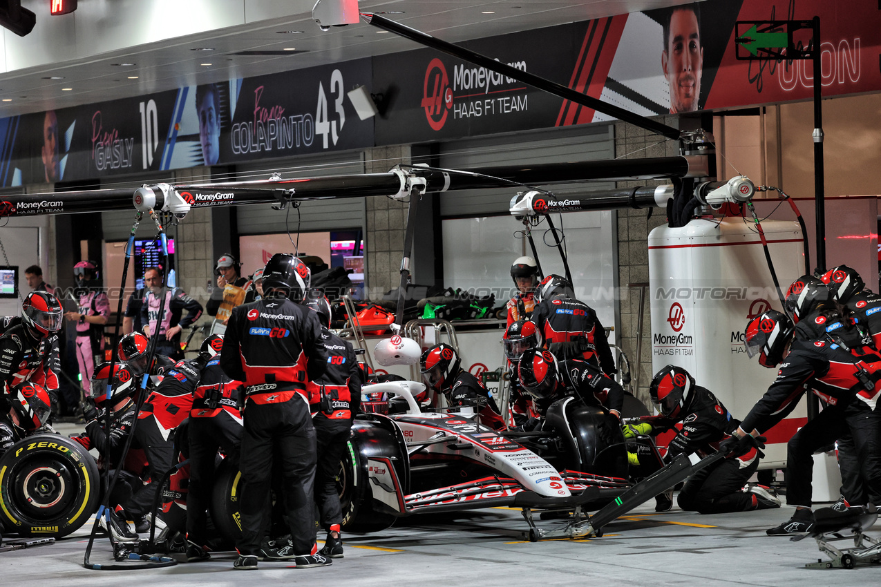 GP LAS VEGAS, Esteban Ocon (FRA) Haas VF-25 makes a pit stop.
22.11.2025. Formula 1 World Championship, Rd 22, Las Vegas Grand Prix, Las Vegas, Nevada, USA, Gara Day.
- www.xpbimages.com, EMail: requests@xpbimages.com © Copyright: Batchelor / XPB Images