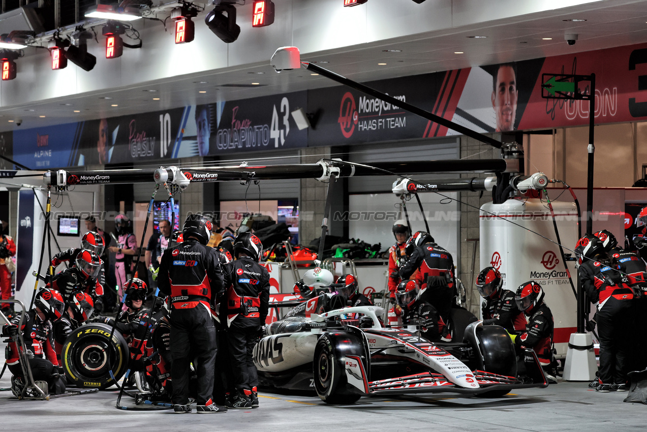 GP LAS VEGAS, Esteban Ocon (FRA) Haas VF-25 makes a pit stop.

22.11.2025. Formula 1 World Championship, Rd 22, Las Vegas Grand Prix, Las Vegas, Nevada, USA, Gara Day.

- www.xpbimages.com, EMail: requests@xpbimages.com © Copyright: Batchelor / XPB Images