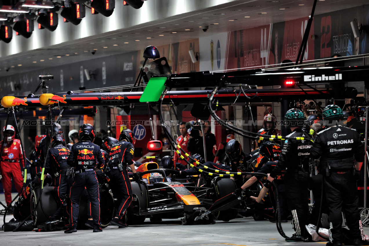 GP LAS VEGAS, Yuki Tsunoda (JPN) Red Bull Racing RB21 makes a pit stop.
22.11.2025. Formula 1 World Championship, Rd 22, Las Vegas Grand Prix, Las Vegas, Nevada, USA, Gara Day.
- www.xpbimages.com, EMail: requests@xpbimages.com © Copyright: Batchelor / XPB Images