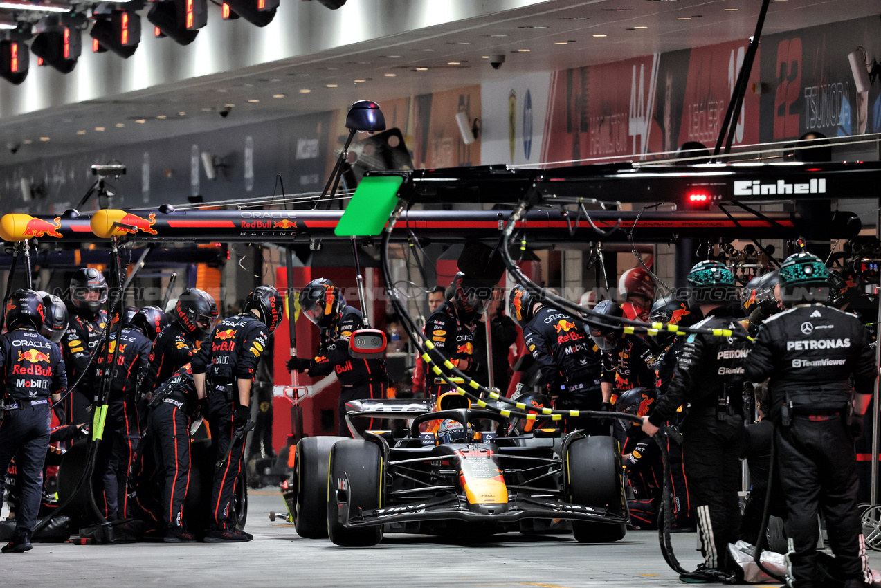 GP LAS VEGAS, Yuki Tsunoda (JPN) Red Bull Racing RB21 makes a pit stop.
22.11.2025. Formula 1 World Championship, Rd 22, Las Vegas Grand Prix, Las Vegas, Nevada, USA, Gara Day.
- www.xpbimages.com, EMail: requests@xpbimages.com © Copyright: Batchelor / XPB Images