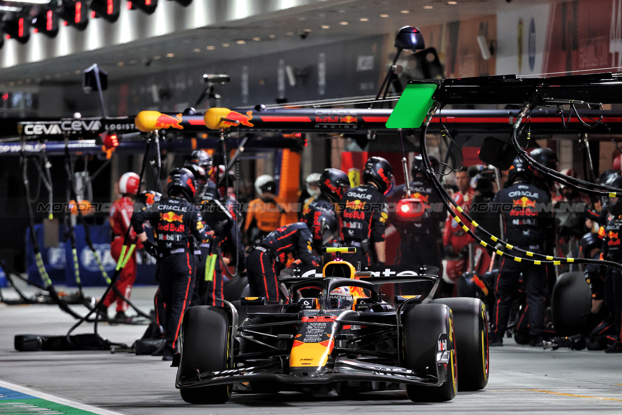 GP LAS VEGAS, Yuki Tsunoda (JPN) Red Bull Racing RB21 makes a pit stop.

22.11.2025. Formula 1 World Championship, Rd 22, Las Vegas Grand Prix, Las Vegas, Nevada, USA, Gara Day.

- www.xpbimages.com, EMail: requests@xpbimages.com © Copyright: Batchelor / XPB Images