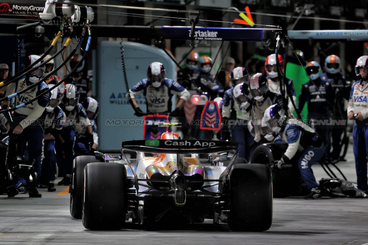 GP LAS VEGAS, Liam Lawson (NZL) Racing Bulls VCARB 02 makes a pit stop.

22.11.2025. Formula 1 World Championship, Rd 22, Las Vegas Grand Prix, Las Vegas, Nevada, USA, Gara Day.

- www.xpbimages.com, EMail: requests@xpbimages.com © Copyright: Batchelor / XPB Images