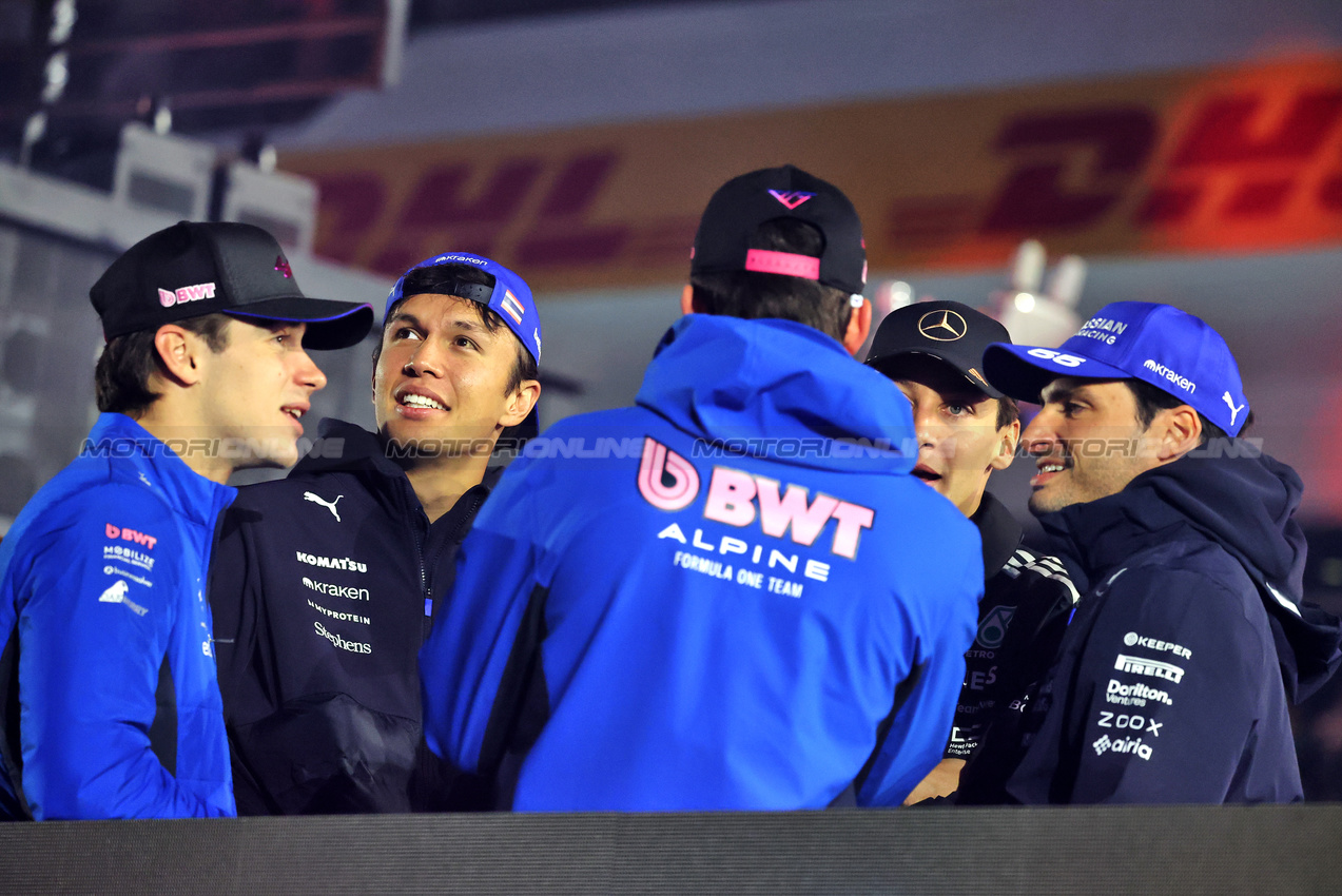 GP LAS VEGAS, (L to R): Franco Colapinto (ARG) Alpine F1 Team; Alexander Albon (THA) Atlassian Williams Racing; Pierre Gasly (FRA) Alpine F1 Team; George Russell (GBR) Mercedes AMG F1; e Carlos Sainz (ESP) Atlassian Williams Racing, on the drivers' parade.
22.11.2025. Formula 1 World Championship, Rd 22, Las Vegas Grand Prix, Las Vegas, Nevada, USA, Gara Day.
- www.xpbimages.com, EMail: requests@xpbimages.com © Copyright: Charniaux / XPB Images