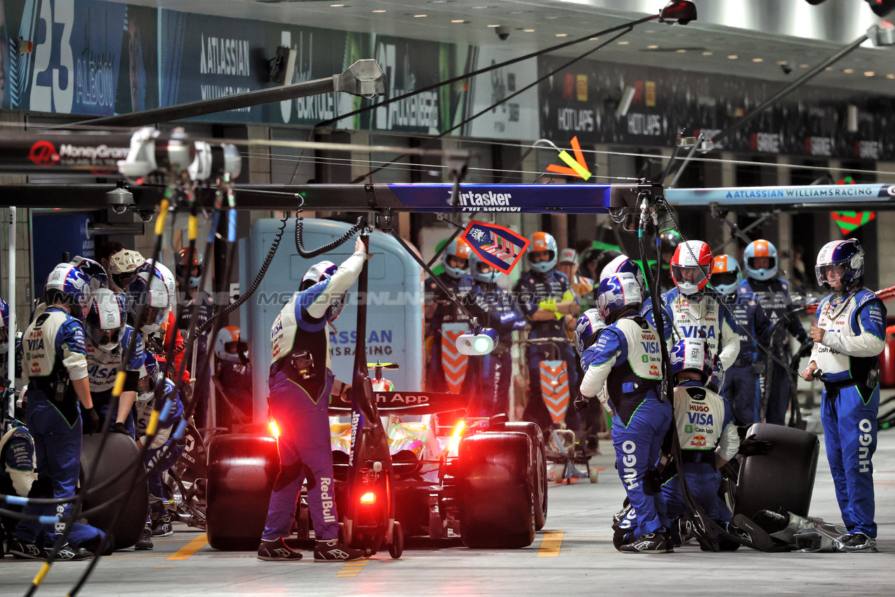 GP LAS VEGAS, Liam Lawson (NZL) Racing Bulls VCARB 02 makes a pit stop.

22.11.2025. Formula 1 World Championship, Rd 22, Las Vegas Grand Prix, Las Vegas, Nevada, USA, Gara Day.

- www.xpbimages.com, EMail: requests@xpbimages.com © Copyright: Batchelor / XPB Images
