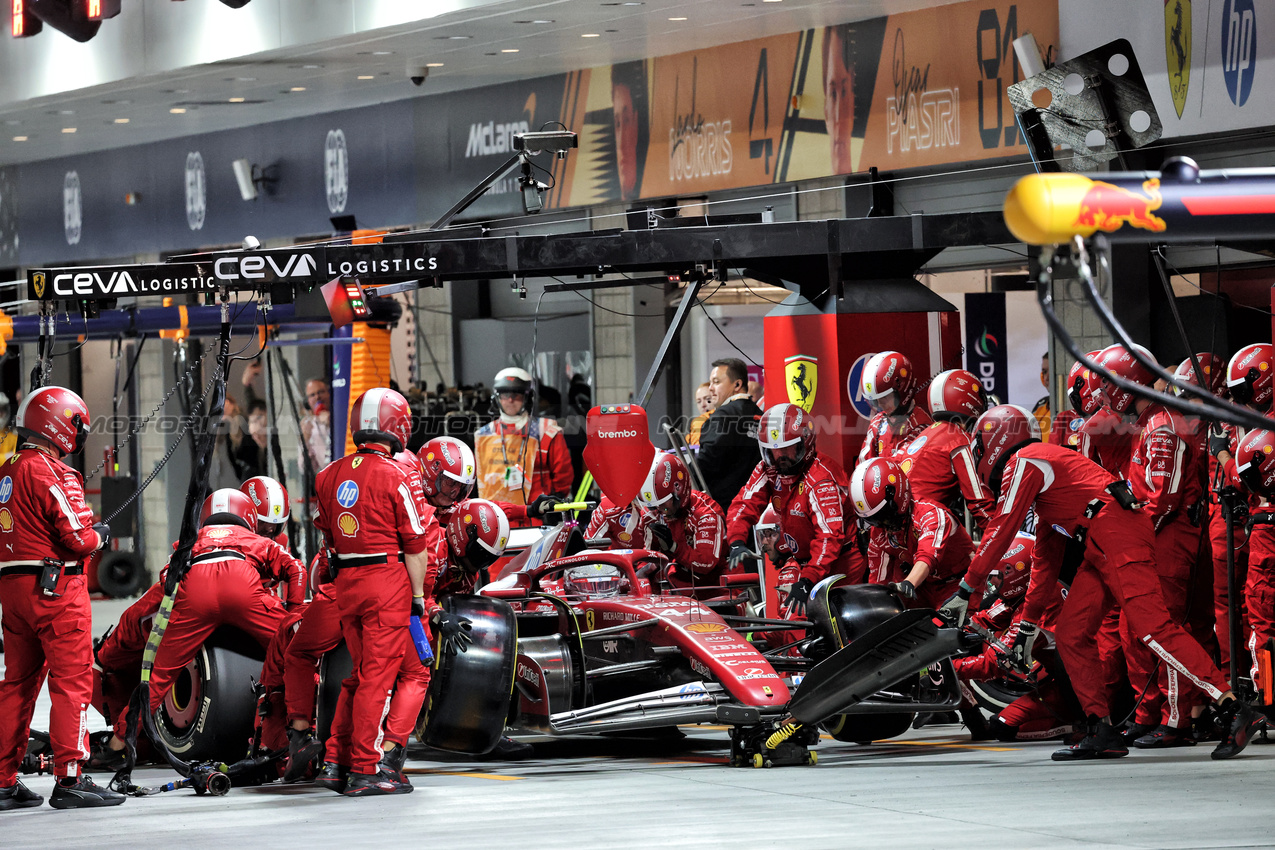 GP LAS VEGAS, Lewis Hamilton (GBR) Ferrari SF-25 makes a pit stop.
22.11.2025. Formula 1 World Championship, Rd 22, Las Vegas Grand Prix, Las Vegas, Nevada, USA, Gara Day.
- www.xpbimages.com, EMail: requests@xpbimages.com © Copyright: Batchelor / XPB Images