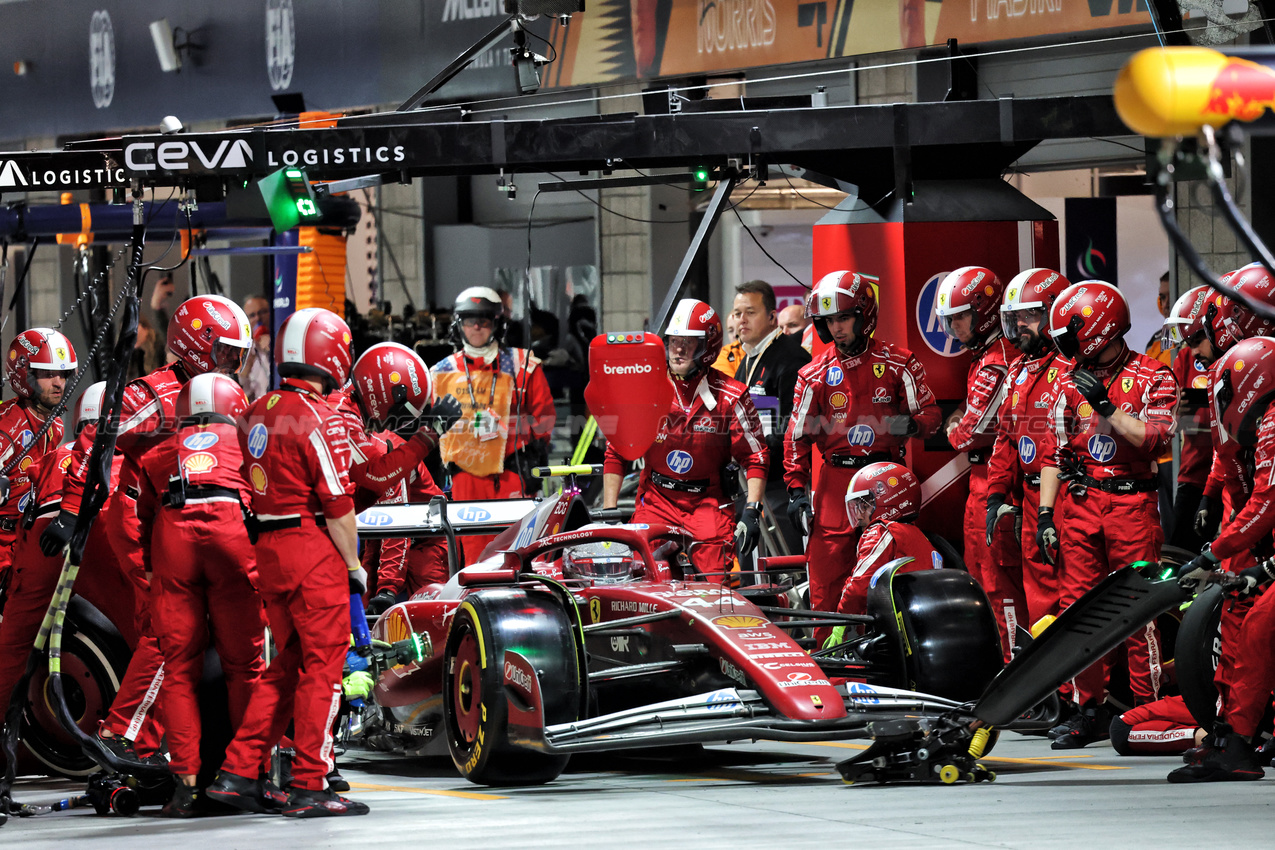 GP LAS VEGAS, Lewis Hamilton (GBR) Ferrari SF-25 makes a pit stop.

22.11.2025. Formula 1 World Championship, Rd 22, Las Vegas Grand Prix, Las Vegas, Nevada, USA, Gara Day.

- www.xpbimages.com, EMail: requests@xpbimages.com © Copyright: Batchelor / XPB Images