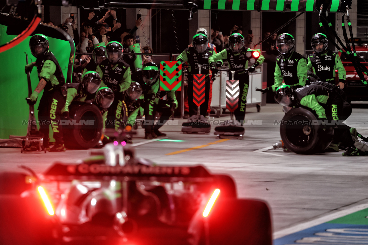 GP LAS VEGAS, Nico Hulkenberg (GER) Sauber C45 makes a pit stop.
22.11.2025. Formula 1 World Championship, Rd 22, Las Vegas Grand Prix, Las Vegas, Nevada, USA, Gara Day.
- www.xpbimages.com, EMail: requests@xpbimages.com © Copyright: Batchelor / XPB Images