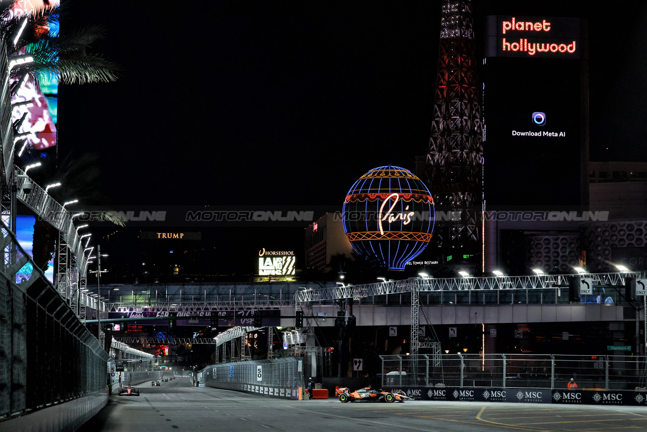 GP LAS VEGAS, Oscar Piastri (AUS) McLaren MCL39.
22.11.2025. Formula 1 World Championship, Rd 22, Las Vegas Grand Prix, Las Vegas, Nevada, USA, Gara Day.
- www.xpbimages.com, EMail: requests@xpbimages.com © Copyright: Moy / XPB Images
