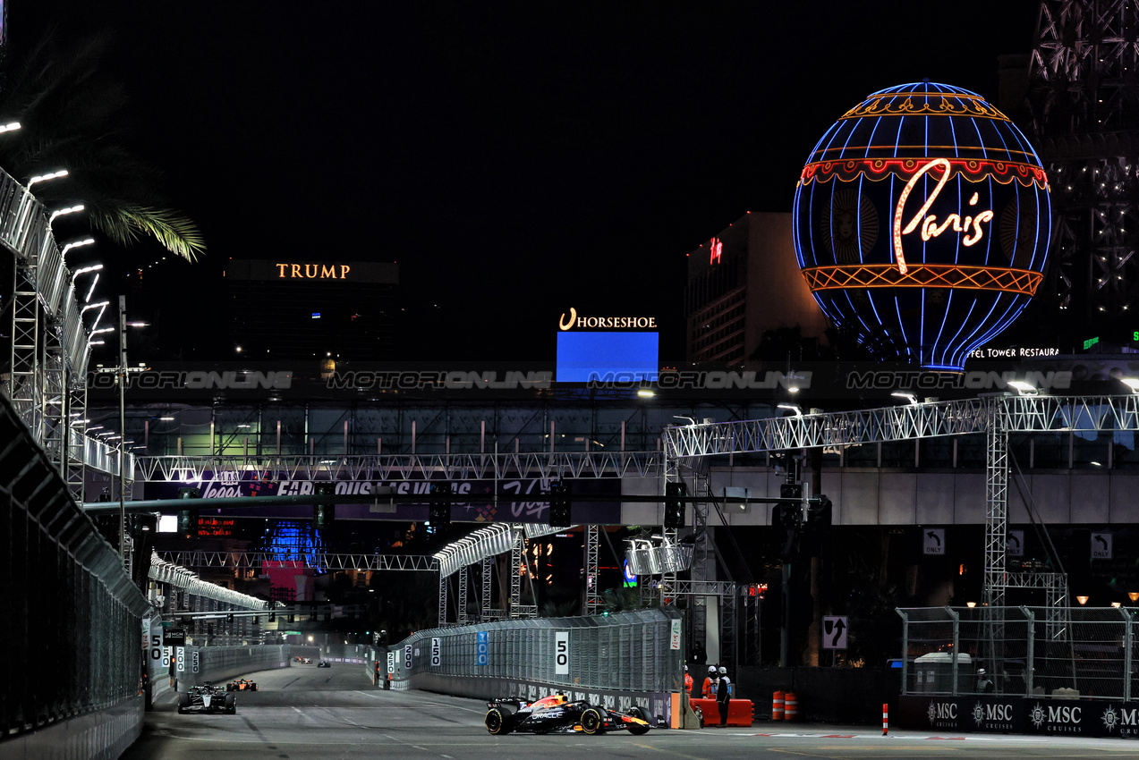 GP LAS VEGAS, Max Verstappen (NLD) Red Bull Racing RB21.

22.11.2025. Formula 1 World Championship, Rd 22, Las Vegas Grand Prix, Las Vegas, Nevada, USA, Gara Day.

- www.xpbimages.com, EMail: requests@xpbimages.com © Copyright: Moy / XPB Images