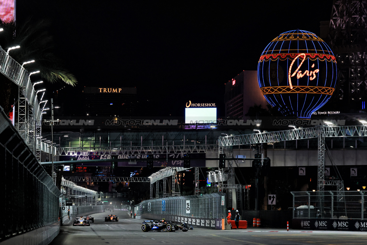 GP LAS VEGAS, Carlos Sainz (ESP) Atlassian Williams Racing FW47.

22.11.2025. Formula 1 World Championship, Rd 22, Las Vegas Grand Prix, Las Vegas, Nevada, USA, Gara Day.

- www.xpbimages.com, EMail: requests@xpbimages.com © Copyright: Moy / XPB Images