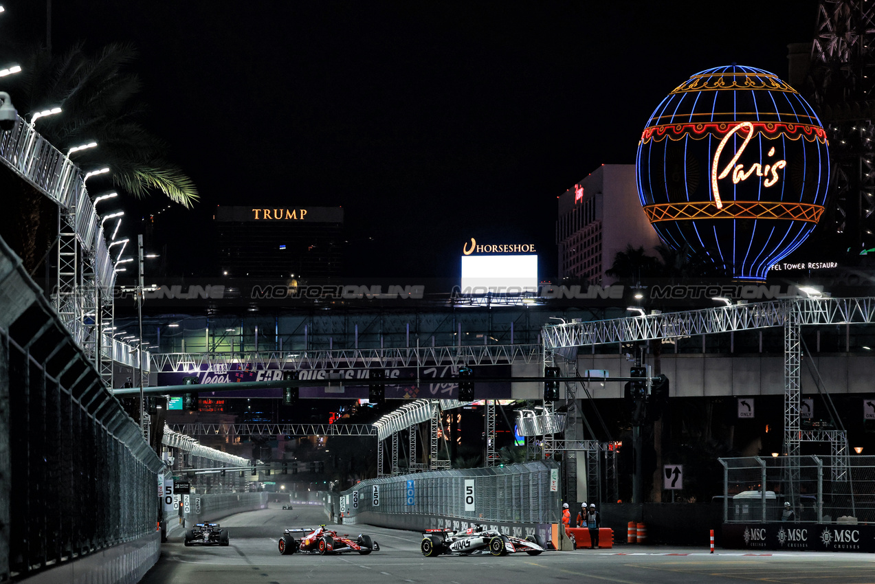 GP LAS VEGAS, Esteban Ocon (FRA) Haas VF-25.

22.11.2025. Formula 1 World Championship, Rd 22, Las Vegas Grand Prix, Las Vegas, Nevada, USA, Gara Day.

- www.xpbimages.com, EMail: requests@xpbimages.com © Copyright: Moy / XPB Images