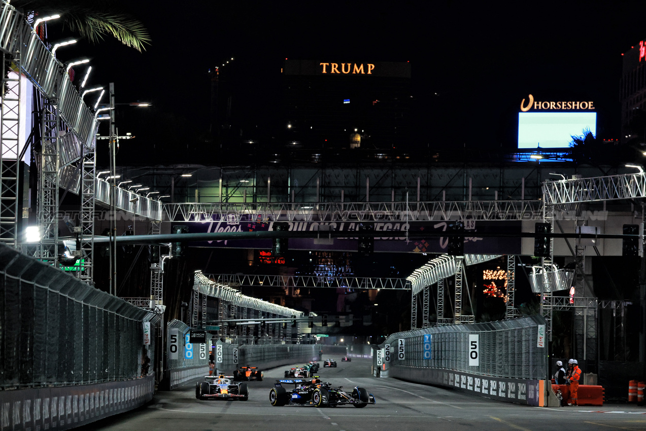 GP LAS VEGAS, Carlos Sainz (ESP) Atlassian Williams Racing FW47.
22.11.2025. Formula 1 World Championship, Rd 22, Las Vegas Grand Prix, Las Vegas, Nevada, USA, Gara Day.
- www.xpbimages.com, EMail: requests@xpbimages.com © Copyright: Moy / XPB Images