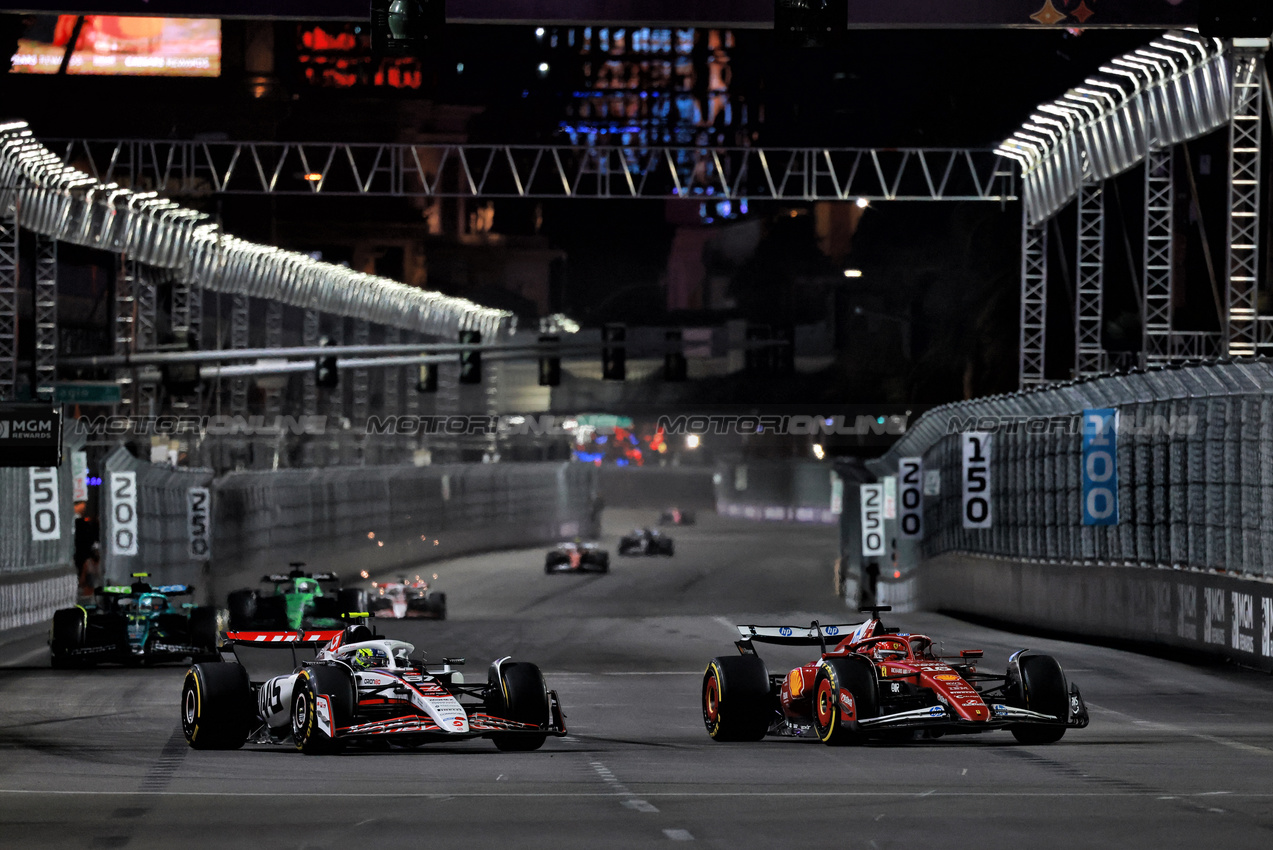 GP LAS VEGAS, Oliver Bearman (GBR) Haas VF-25 e Charles Leclerc (MON) Ferrari SF-25 battle for position.

22.11.2025. Formula 1 World Championship, Rd 22, Las Vegas Grand Prix, Las Vegas, Nevada, USA, Gara Day.

- www.xpbimages.com, EMail: requests@xpbimages.com © Copyright: Moy / XPB Images