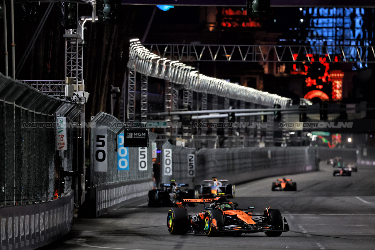 GP LAS VEGAS, Lando Norris (GBR) McLaren MCL39.

22.11.2025. Formula 1 World Championship, Rd 22, Las Vegas Grand Prix, Las Vegas, Nevada, USA, Gara Day.

- www.xpbimages.com, EMail: requests@xpbimages.com © Copyright: Moy / XPB Images