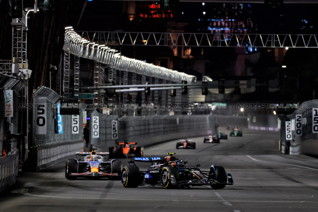 GP LAS VEGAS, Carlos Sainz (ESP) Atlassian Williams Racing FW47.
22.11.2025. Formula 1 World Championship, Rd 22, Las Vegas Grand Prix, Las Vegas, Nevada, USA, Gara Day.
- www.xpbimages.com, EMail: requests@xpbimages.com © Copyright: Moy / XPB Images
