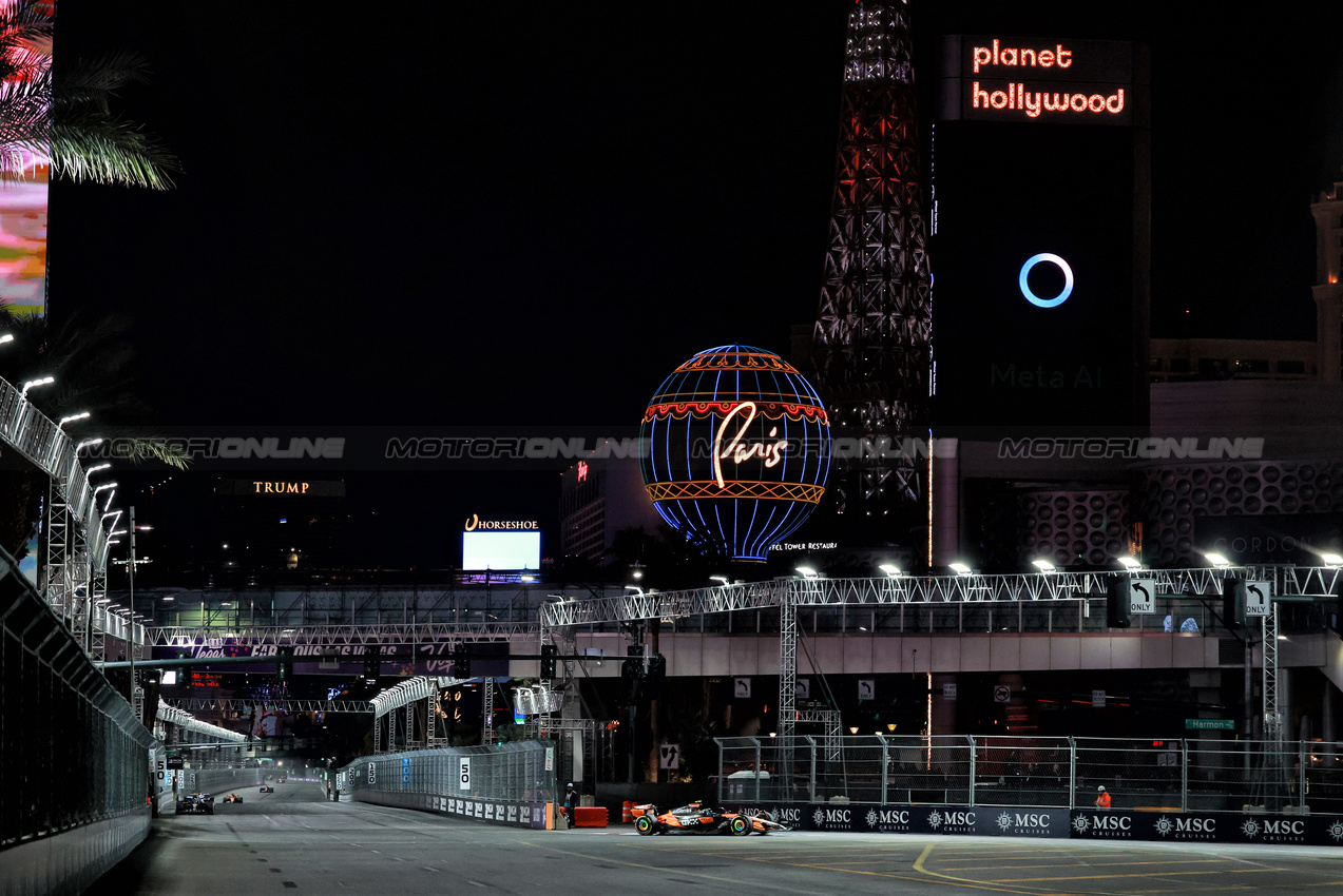 GP LAS VEGAS, Lando Norris (GBR) McLaren MCL39.
22.11.2025. Formula 1 World Championship, Rd 22, Las Vegas Grand Prix, Las Vegas, Nevada, USA, Gara Day.
- www.xpbimages.com, EMail: requests@xpbimages.com © Copyright: Moy / XPB Images