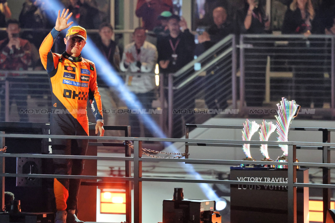 GP LAS VEGAS, Lando Norris (GBR) McLaren celebrates his second position on the podium.

22.11.2025. Formula 1 World Championship, Rd 22, Las Vegas Grand Prix, Las Vegas, Nevada, USA, Gara Day.

- www.xpbimages.com, EMail: requests@xpbimages.com © Copyright: Charniaux / XPB Images