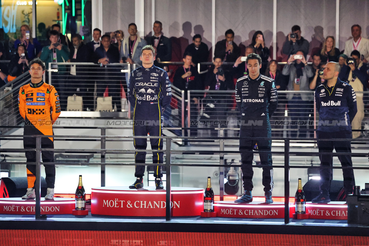 GP LAS VEGAS, The podium (L to R): Lando Norris (GBR) McLaren, second; Max Verstappen (NLD) Red Bull Racing, vincitore; George Russell (GBR) Mercedes AMG F1, third; Gianpiero Lambiase (ITA) Red Bull Racing Head of Racing.
22.11.2025. Formula 1 World Championship, Rd 22, Las Vegas Grand Prix, Las Vegas, Nevada, USA, Gara Day.
- www.xpbimages.com, EMail: requests@xpbimages.com © Copyright: Charniaux / XPB Images