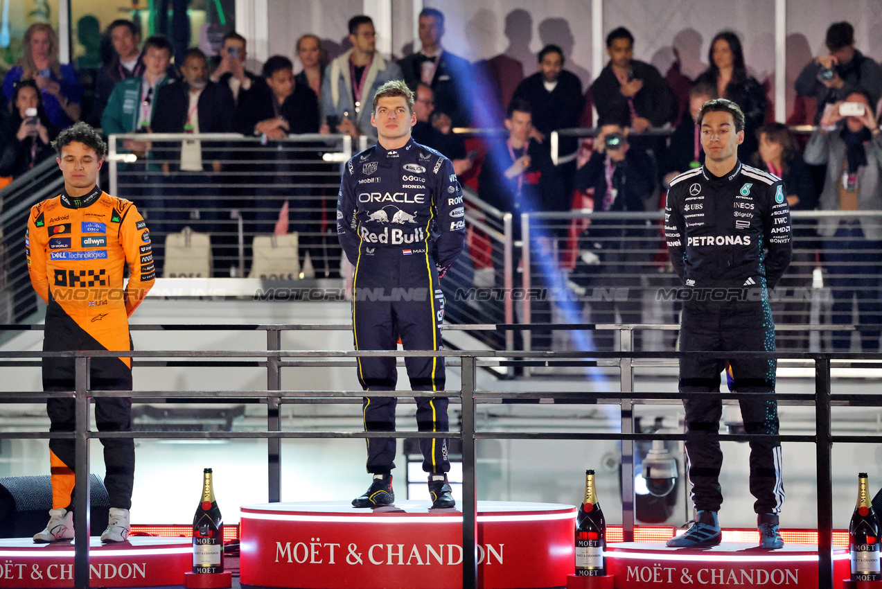 GP LAS VEGAS, The podium (L to R): Lando Norris (GBR) McLaren, second; Max Verstappen (NLD) Red Bull Racing, vincitore; George Russell (GBR) Mercedes AMG F1, third.

22.11.2025. Formula 1 World Championship, Rd 22, Las Vegas Grand Prix, Las Vegas, Nevada, USA, Gara Day.

- www.xpbimages.com, EMail: requests@xpbimages.com © Copyright: Charniaux / XPB Images