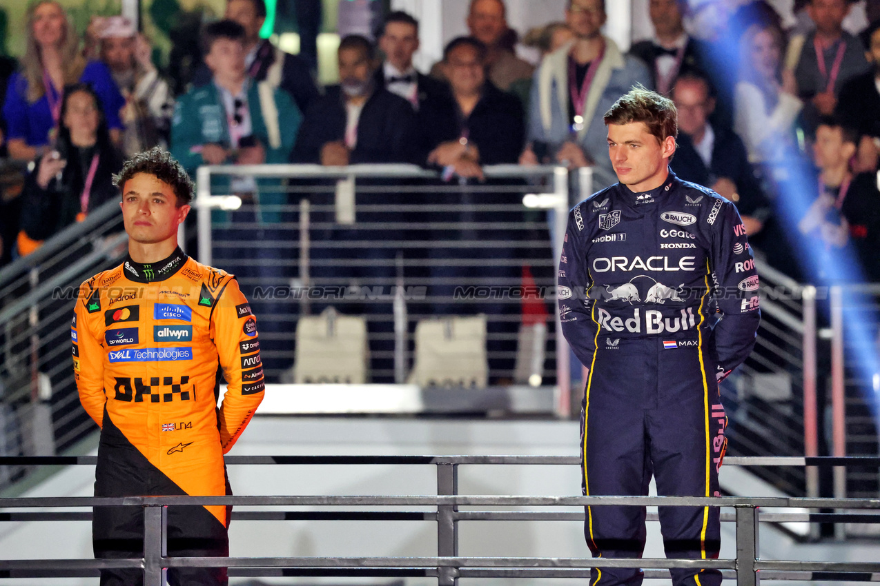 GP LAS VEGAS, (L to R): Second placed Lando Norris (GBR) McLaren e vincitore Max Verstappen (NLD) Red Bull Racing on the podium.

22.11.2025. Formula 1 World Championship, Rd 22, Las Vegas Grand Prix, Las Vegas, Nevada, USA, Gara Day.

- www.xpbimages.com, EMail: requests@xpbimages.com © Copyright: Charniaux / XPB Images