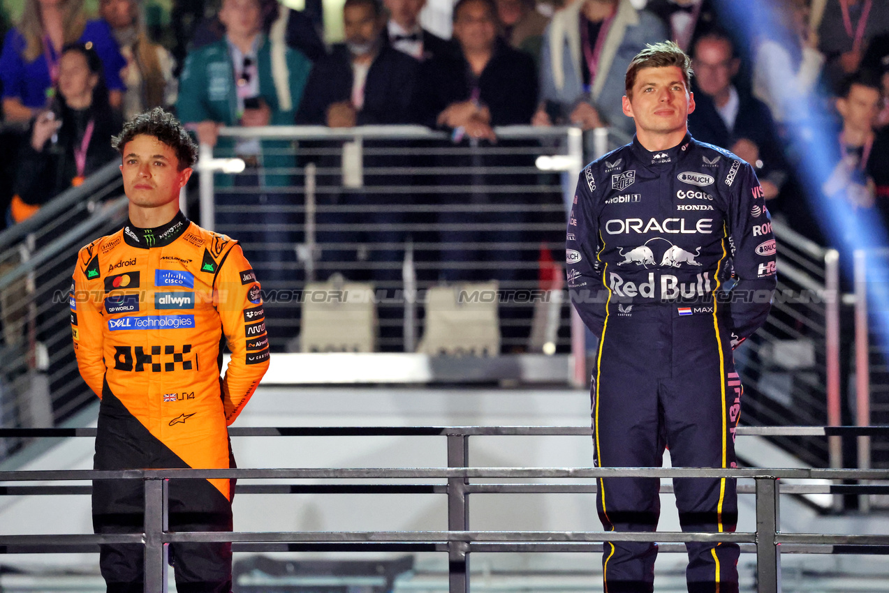 GP LAS VEGAS, (L to R): Second placed Lando Norris (GBR) McLaren e vincitore Max Verstappen (NLD) Red Bull Racing on the podium.

22.11.2025. Formula 1 World Championship, Rd 22, Las Vegas Grand Prix, Las Vegas, Nevada, USA, Gara Day.

- www.xpbimages.com, EMail: requests@xpbimages.com © Copyright: Charniaux / XPB Images