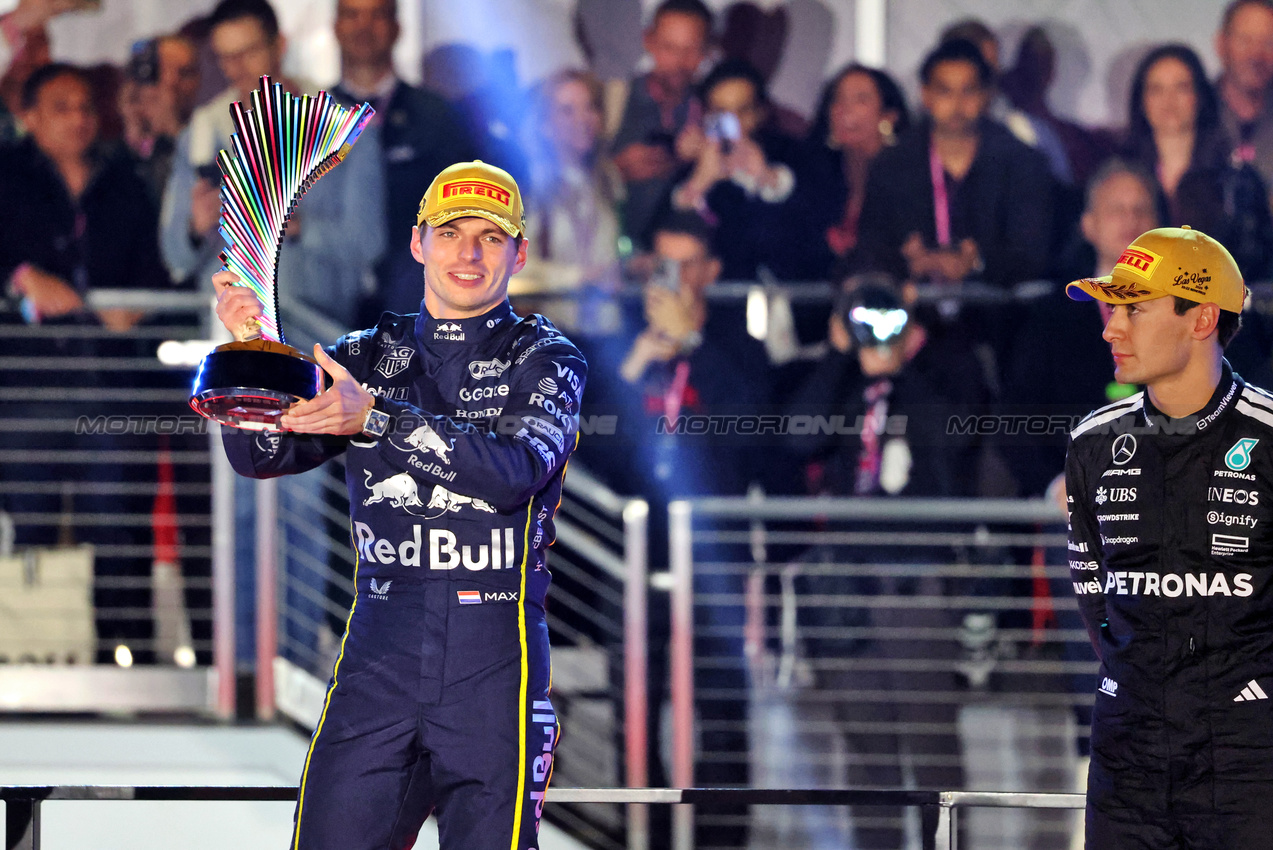 GP LAS VEGAS, (L to R): Gara winner Max Verstappen (NLD) Red Bull Racing on the podium with third placed George Russell (GBR) Mercedes AMG F1.

22.11.2025. Formula 1 World Championship, Rd 22, Las Vegas Grand Prix, Las Vegas, Nevada, USA, Gara Day.

- www.xpbimages.com, EMail: requests@xpbimages.com © Copyright: Charniaux / XPB Images