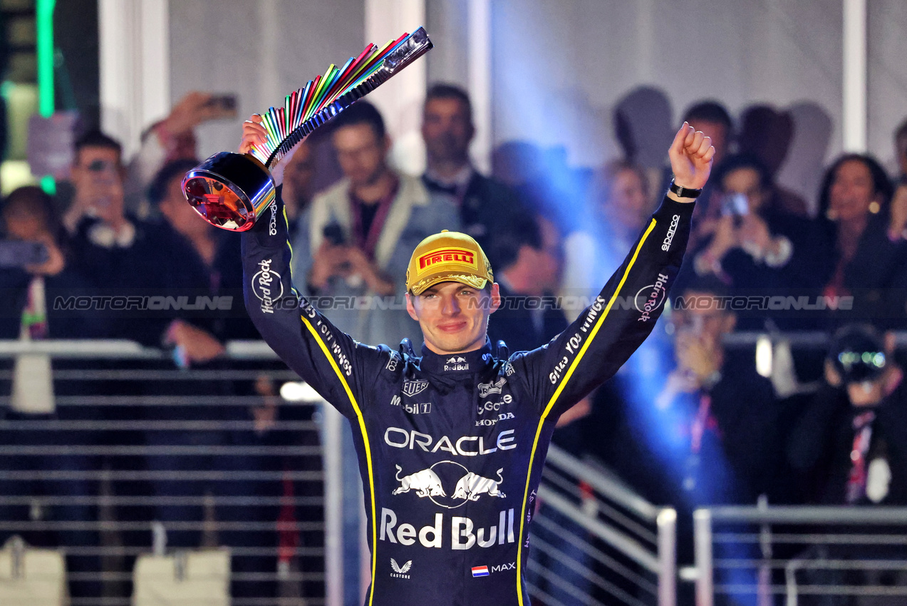 GP LAS VEGAS, Gara winner Max Verstappen (NLD) Red Bull Racing celebrates on the podium.
22.11.2025. Formula 1 World Championship, Rd 22, Las Vegas Grand Prix, Las Vegas, Nevada, USA, Gara Day.
- www.xpbimages.com, EMail: requests@xpbimages.com © Copyright: Charniaux / XPB Images