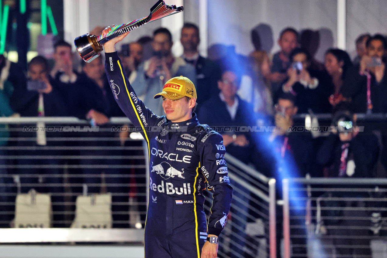 GP LAS VEGAS, Gara winner Max Verstappen (NLD) Red Bull Racing celebrates on the podium.

22.11.2025. Formula 1 World Championship, Rd 22, Las Vegas Grand Prix, Las Vegas, Nevada, USA, Gara Day.

- www.xpbimages.com, EMail: requests@xpbimages.com © Copyright: Charniaux / XPB Images