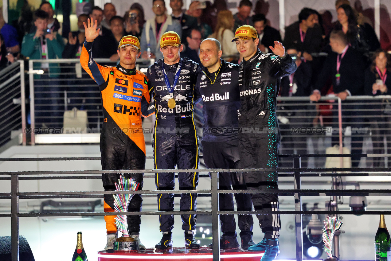 GP LAS VEGAS, The podium (L to R): Lando Norris (GBR) McLaren, second; Max Verstappen (NLD) Red Bull Racing, vincitore; Gianpiero Lambiase (ITA) Red Bull Racing Head of Racing; George Russell (GBR) Mercedes AMG F1, third.
22.11.2025. Formula 1 World Championship, Rd 22, Las Vegas Grand Prix, Las Vegas, Nevada, USA, Gara Day.
- www.xpbimages.com, EMail: requests@xpbimages.com © Copyright: Charniaux / XPB Images