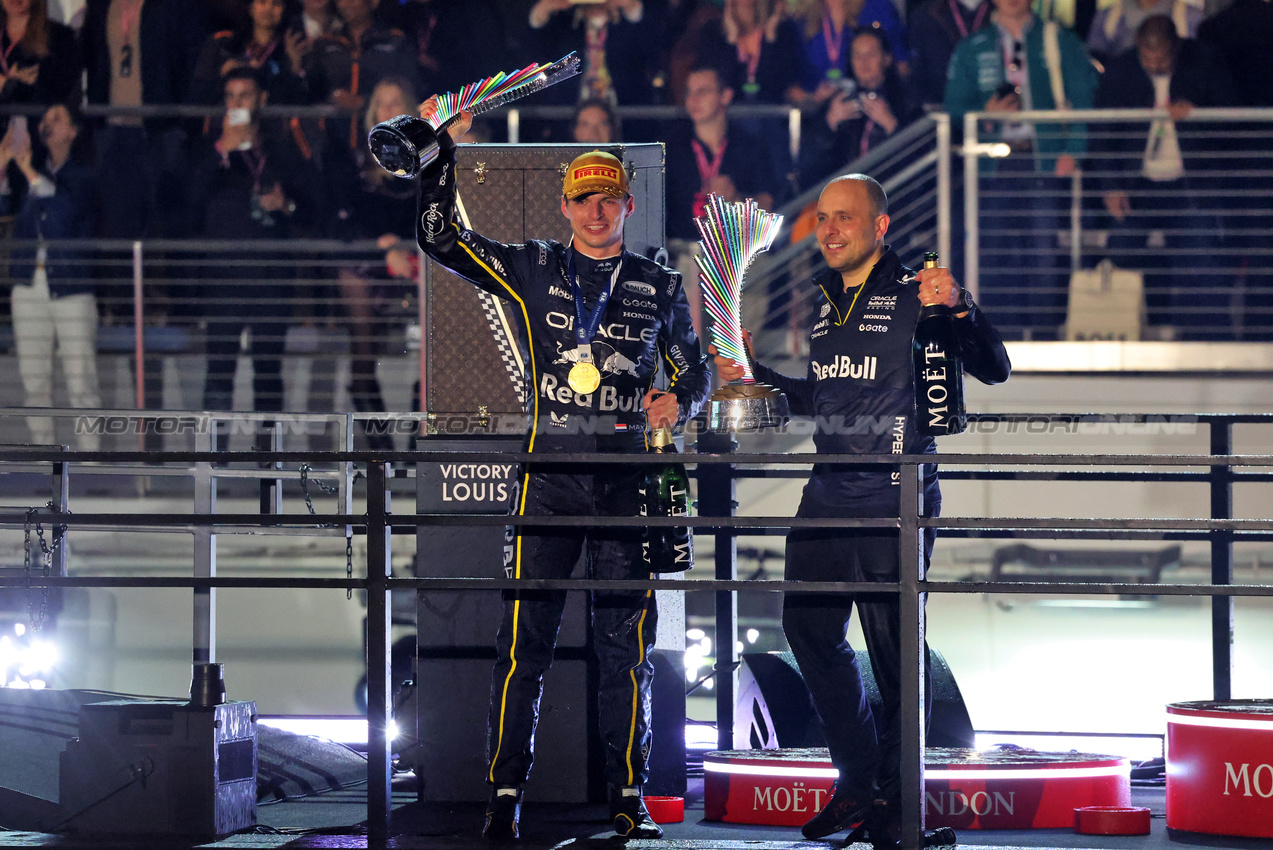 GP LAS VEGAS, (L to R): Gara winner Max Verstappen (NLD) Red Bull Racing celebrates on the podium with Gianpiero Lambiase (ITA) Red Bull Racing Head of Racing.
22.11.2025. Formula 1 World Championship, Rd 22, Las Vegas Grand Prix, Las Vegas, Nevada, USA, Gara Day.
- www.xpbimages.com, EMail: requests@xpbimages.com © Copyright: Charniaux / XPB Images