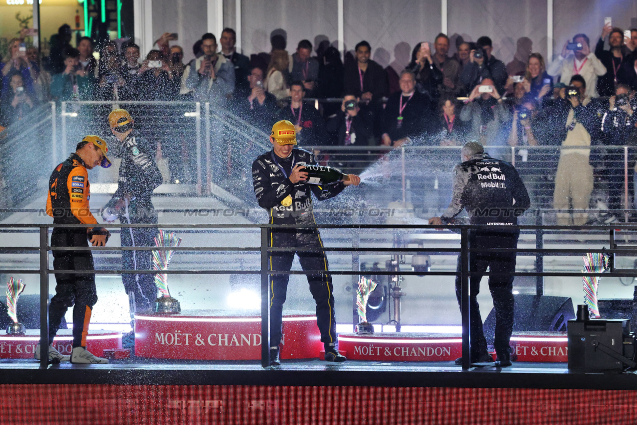 GP LAS VEGAS, The podium (L to R): Lando Norris (GBR) McLaren MCL39, second; George Russell (GBR) Mercedes AMG F1, third; Max Verstappen (NLD) Red Bull Racing, vincitore; Gianpiero Lambiase (ITA) Red Bull Racing Head of Racing.
22.11.2025. Formula 1 World Championship, Rd 22, Las Vegas Grand Prix, Las Vegas, Nevada, USA, Gara Day.
- www.xpbimages.com, EMail: requests@xpbimages.com © Copyright: Charniaux / XPB Images
