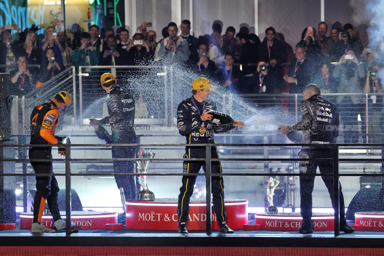 GP LAS VEGAS, The podium (L to R): Lando Norris (GBR) McLaren MCL39, second; George Russell (GBR) Mercedes AMG F1, third; Max Verstappen (NLD) Red Bull Racing, vincitore; Gianpiero Lambiase (ITA) Red Bull Racing Head of Racing.
22.11.2025. Formula 1 World Championship, Rd 22, Las Vegas Grand Prix, Las Vegas, Nevada, USA, Gara Day.
- www.xpbimages.com, EMail: requests@xpbimages.com © Copyright: Charniaux / XPB Images