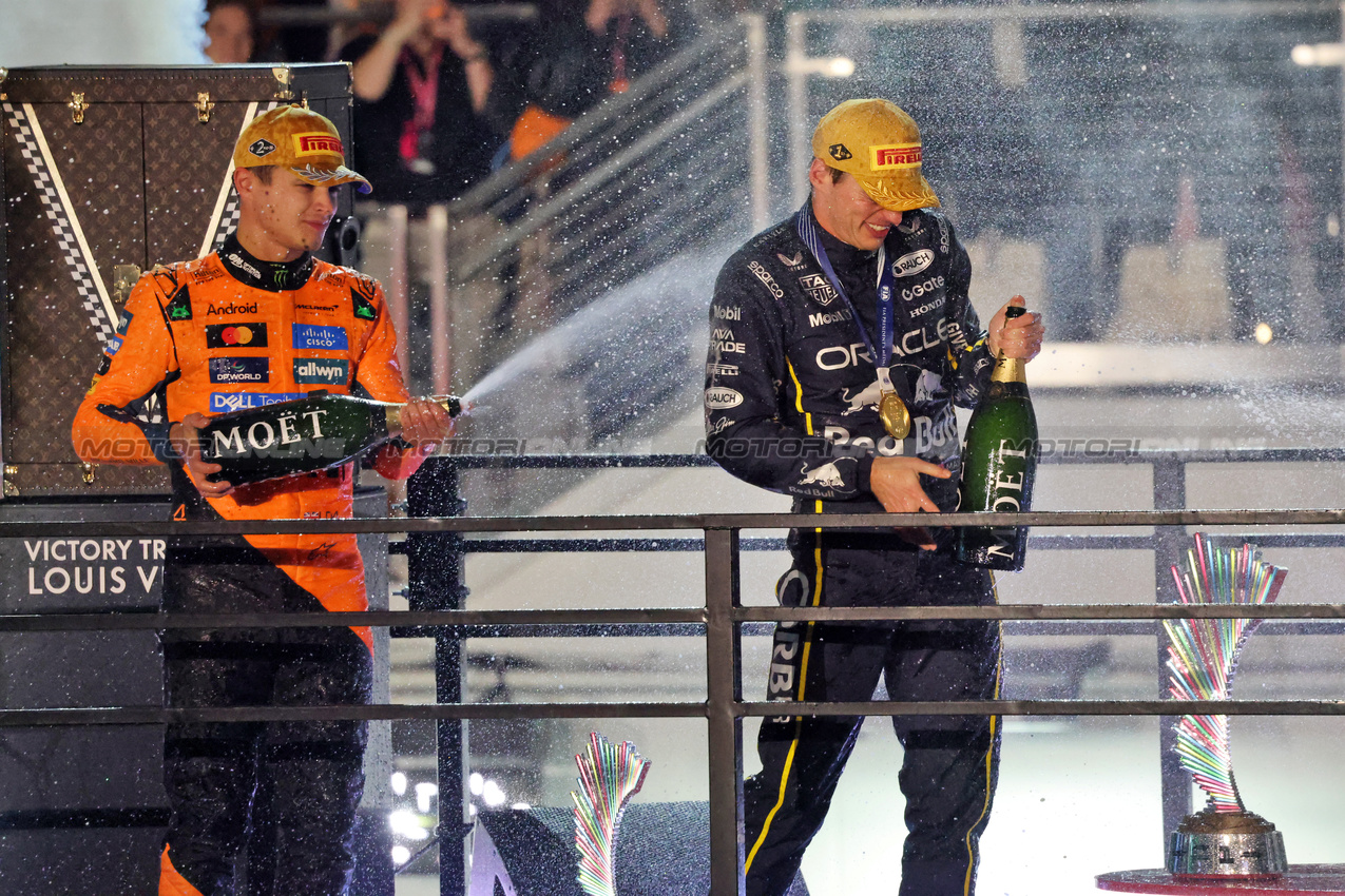 GP LAS VEGAS, (L to R): Lando Norris (GBR) McLaren celebrates his second position on the podium with third placed George Russell (GBR) Mercedes AMG F1.

22.11.2025. Formula 1 World Championship, Rd 22, Las Vegas Grand Prix, Las Vegas, Nevada, USA, Gara Day.

- www.xpbimages.com, EMail: requests@xpbimages.com © Copyright: Charniaux / XPB Images