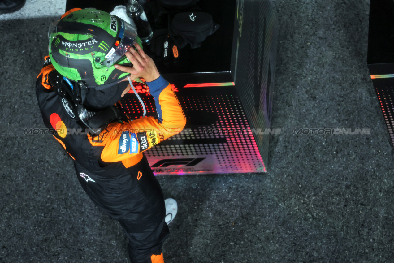 GP LAS VEGAS, Lando Norris (GBR) McLaren in parc ferme at the end of the race.

22.11.2025. Formula 1 World Championship, Rd 22, Las Vegas Grand Prix, Las Vegas, Nevada, USA, Gara Day.

- www.xpbimages.com, EMail: requests@xpbimages.com © Copyright: Bearne / XPB Images