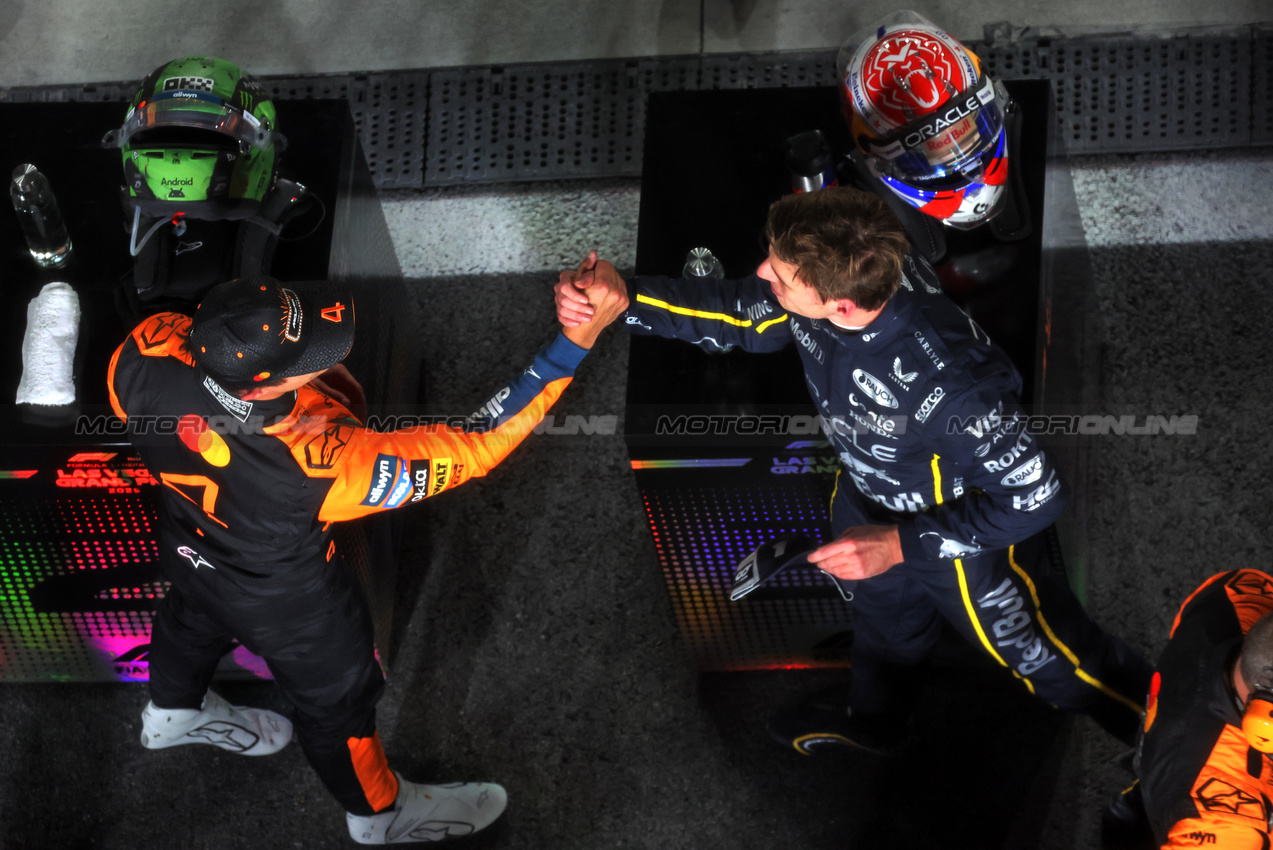 GP LAS VEGAS, (L to R): Lando Norris (GBR) McLaren celebrates his second position with vincitore Max Verstappen (NLD) Red Bull Racing in parc ferme.
22.11.2025. Formula 1 World Championship, Rd 22, Las Vegas Grand Prix, Las Vegas, Nevada, USA, Gara Day.
- www.xpbimages.com, EMail: requests@xpbimages.com © Copyright: Bearne / XPB Images