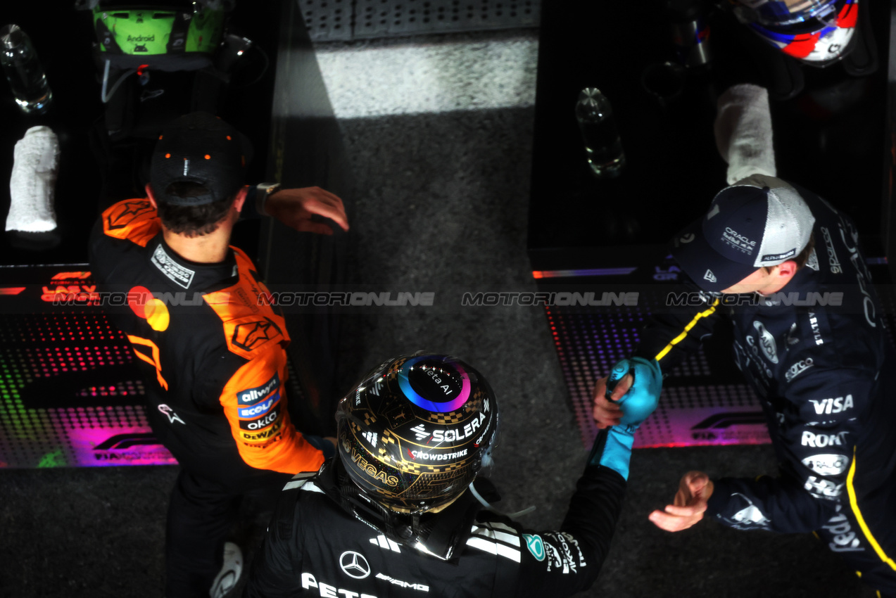 GP LAS VEGAS, (L to R): Lando Norris (GBR) McLaren; George Russell (GBR) Mercedes AMG F1; e vincitore Max Verstappen (NLD) Red Bull Racing, in parc ferme.

22.11.2025. Formula 1 World Championship, Rd 22, Las Vegas Grand Prix, Las Vegas, Nevada, USA, Gara Day.

- www.xpbimages.com, EMail: requests@xpbimages.com © Copyright: Bearne / XPB Images