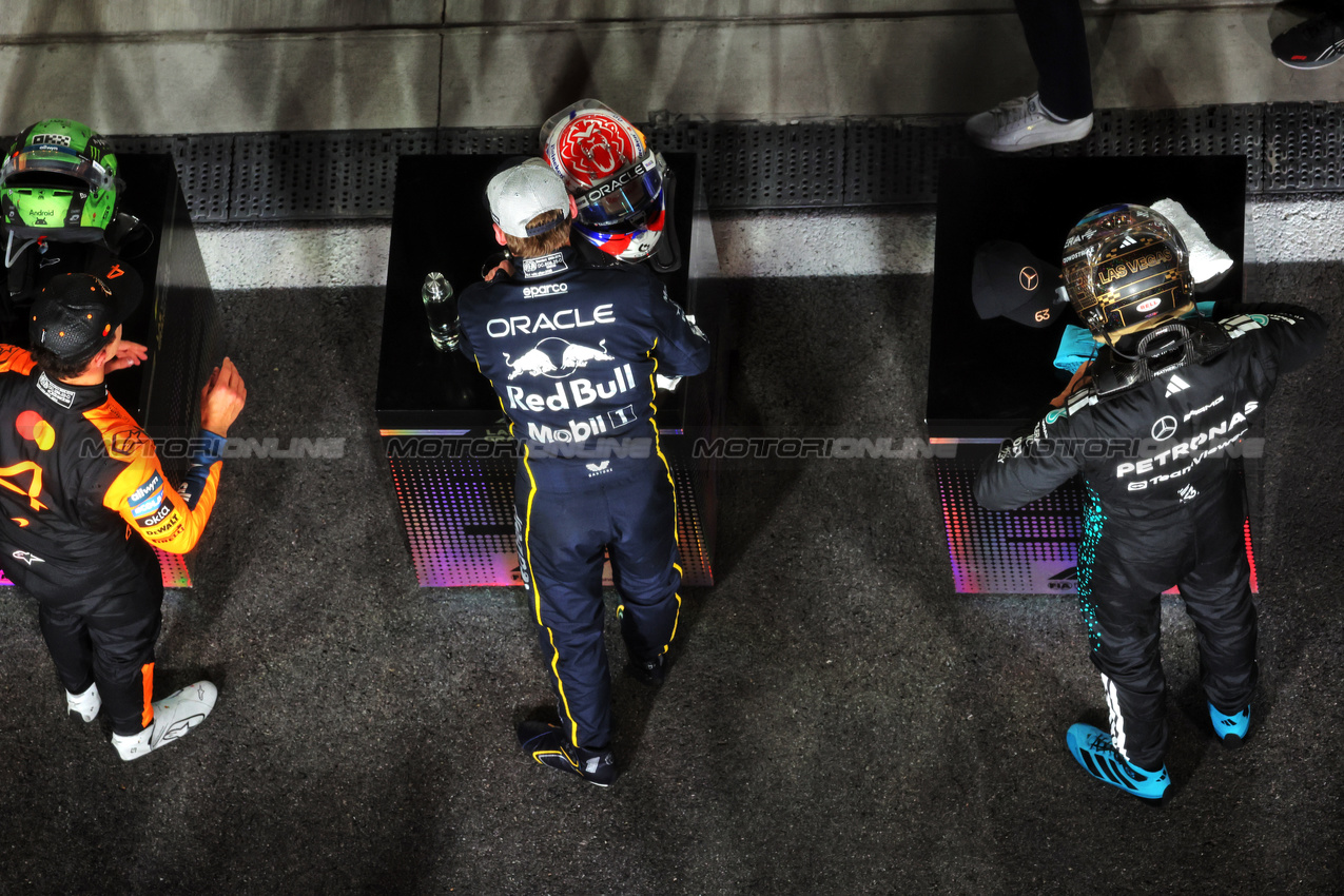 GP LAS VEGAS, The top three in parc ferme (L to R): Lando Norris (GBR) McLaren, second; Max Verstappen (NLD) Red Bull Racing, vincitore; George Russell (GBR) Mercedes AMG F1, third.
22.11.2025. Formula 1 World Championship, Rd 22, Las Vegas Grand Prix, Las Vegas, Nevada, USA, Gara Day.
- www.xpbimages.com, EMail: requests@xpbimages.com © Copyright: Bearne / XPB Images