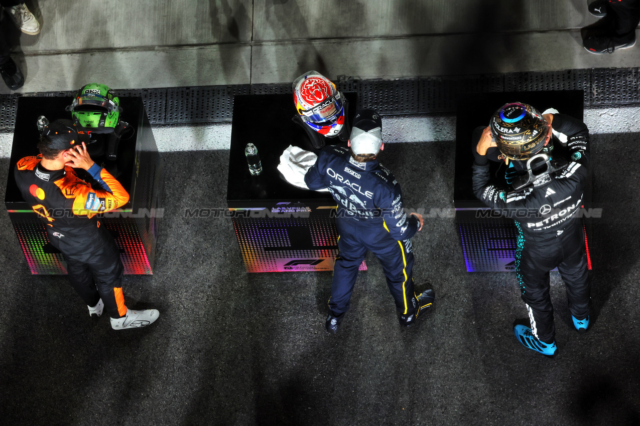 GP LAS VEGAS, The top three in parc ferme (L to R): Lando Norris (GBR) McLaren, second; Max Verstappen (NLD) Red Bull Racing, vincitore; George Russell (GBR) Mercedes AMG F1, third. 

22.11.2025. Formula 1 World Championship, Rd 22, Las Vegas Grand Prix, Las Vegas, Nevada, USA, Gara Day.

- www.xpbimages.com, EMail: requests@xpbimages.com © Copyright: Bearne / XPB Images