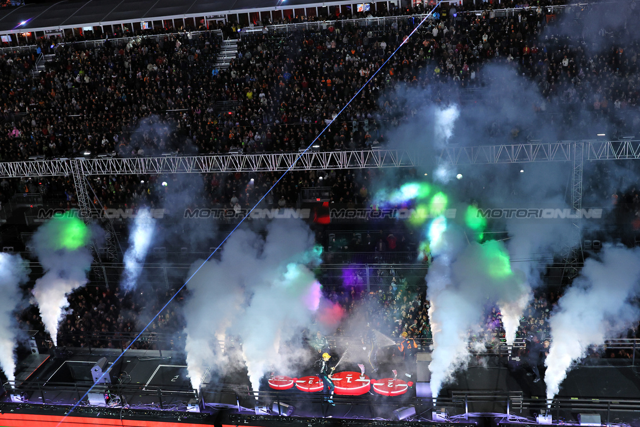 GP LAS VEGAS, The podium: Lando Norris (GBR) McLaren, second; Max Verstappen (NLD) Red Bull Racing, vincitore; George Russell (GBR) Mercedes AMG F1, third.

22.11.2025. Formula 1 World Championship, Rd 22, Las Vegas Grand Prix, Las Vegas, Nevada, USA, Gara Day.

- www.xpbimages.com, EMail: requests@xpbimages.com © Copyright: Bearne / XPB Images