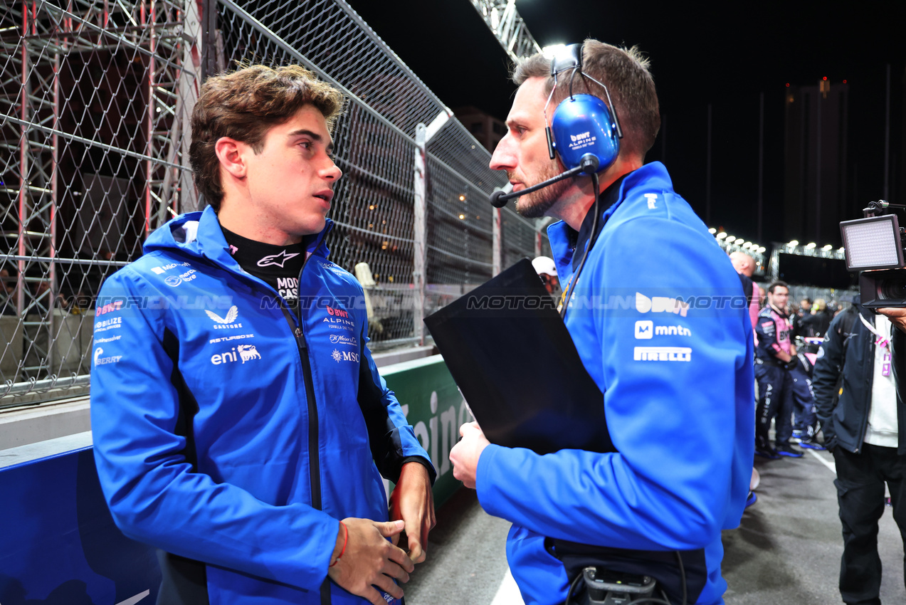 GP LAS VEGAS, Franco Colapinto (ARG) Alpine F1 Team with Stuart Barlow (GBR) Alpine F1 Team Performance Engineer on the grid.

22.11.2025. Formula 1 World Championship, Rd 22, Las Vegas Grand Prix, Las Vegas, Nevada, USA, Gara Day.

- www.xpbimages.com, EMail: requests@xpbimages.com © Copyright: Batchelor / XPB Images