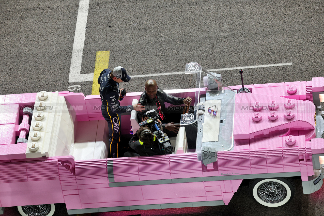 GP LAS VEGAS, Max Verstappen (NLD) Red Bull Racing with the Lego Pink Cadillac with Terry Crews (USA) Actor at the end of the race.
22.11.2025. Formula 1 World Championship, Rd 22, Las Vegas Grand Prix, Las Vegas, Nevada, USA, Gara Day.
- www.xpbimages.com, EMail: requests@xpbimages.com © Copyright: Bearne / XPB Images