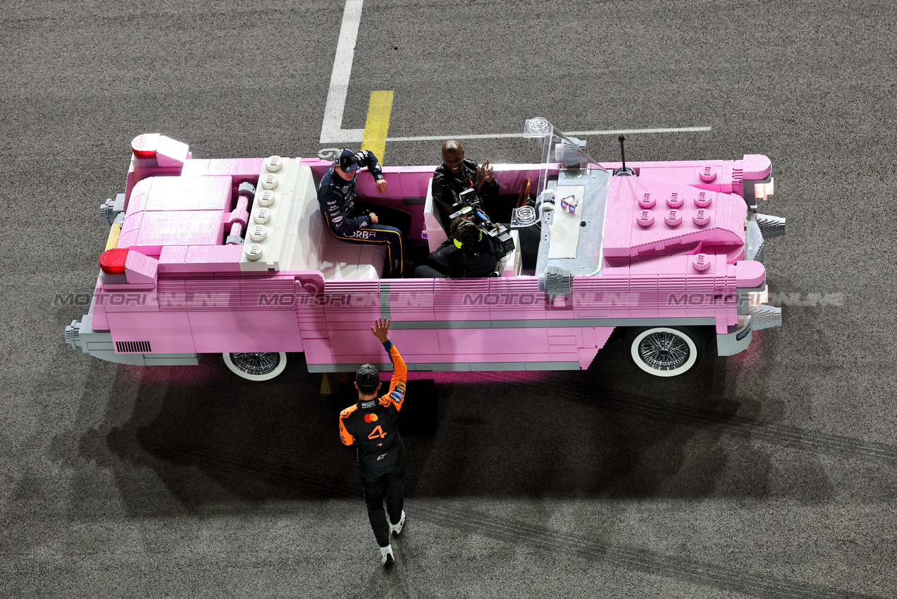 GP LAS VEGAS, Max Verstappen (NLD) Red Bull Racing with Lando Norris (GBR) McLaren in the Lego Pink Cadillac with Terry Crews (USA) Actor at the end of the race.
22.11.2025. Formula 1 World Championship, Rd 22, Las Vegas Grand Prix, Las Vegas, Nevada, USA, Gara Day.
- www.xpbimages.com, EMail: requests@xpbimages.com © Copyright: Bearne / XPB Images