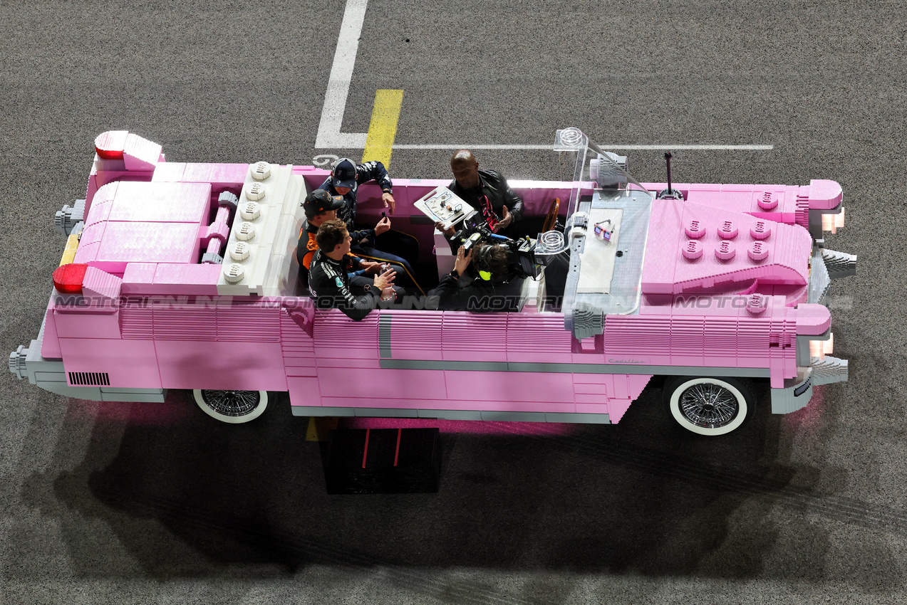 GP LAS VEGAS, Max Verstappen (NLD) Red Bull Racing with Lando Norris (GBR) McLaren e George Russell (GBR) Mercedes AMG F1 in the Lego Pink Cadillac with Terry Crews (USA) Actor at the end of the race.
22.11.2025. Formula 1 World Championship, Rd 22, Las Vegas Grand Prix, Las Vegas, Nevada, USA, Gara Day.
- www.xpbimages.com, EMail: requests@xpbimages.com © Copyright: Bearne / XPB Images