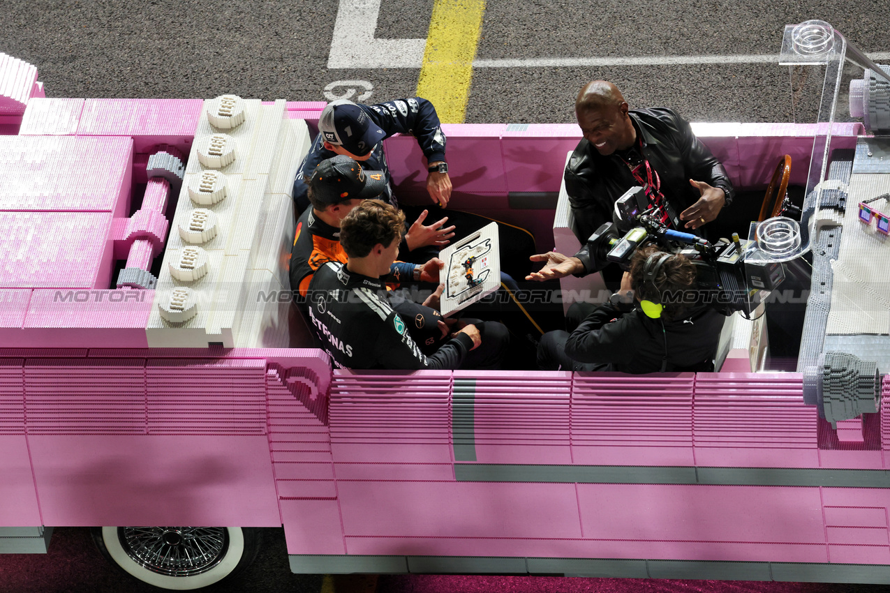 GP LAS VEGAS, Max Verstappen (NLD) Red Bull Racing with Lando Norris (GBR) McLaren e George Russell (GBR) Mercedes AMG F1 in the Lego Pink Cadillac with Terry Crews (USA) Actor at the end of the race.
22.11.2025. Formula 1 World Championship, Rd 22, Las Vegas Grand Prix, Las Vegas, Nevada, USA, Gara Day.
- www.xpbimages.com, EMail: requests@xpbimages.com © Copyright: Bearne / XPB Images