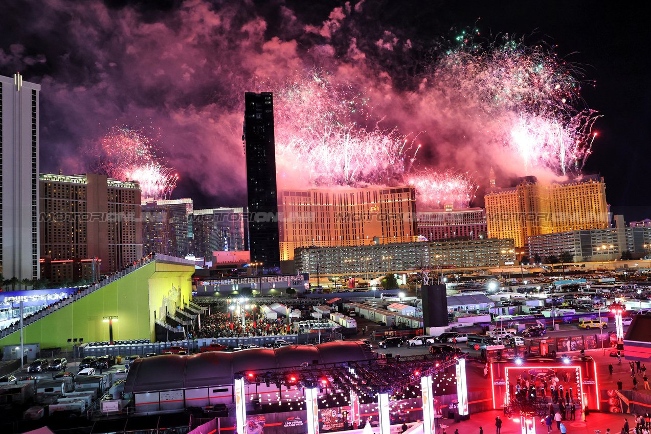 GP LAS VEGAS, Circuit Atmosfera - fireworks at the end of the race.
22.11.2025. Formula 1 World Championship, Rd 22, Las Vegas Grand Prix, Las Vegas, Nevada, USA, Gara Day.
- www.xpbimages.com, EMail: requests@xpbimages.com © Copyright: Bearne / XPB Images