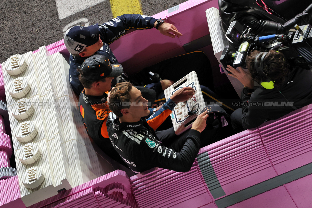 GP LAS VEGAS, Max Verstappen (NLD) Red Bull Racing with Lando Norris (GBR) McLaren e George Russell (GBR) Mercedes AMG F1 in the Lego Pink Cadillac with Terry Crews (USA) Actor at the end of the race.

22.11.2025. Formula 1 World Championship, Rd 22, Las Vegas Grand Prix, Las Vegas, Nevada, USA, Gara Day.

- www.xpbimages.com, EMail: requests@xpbimages.com © Copyright: Bearne / XPB Images