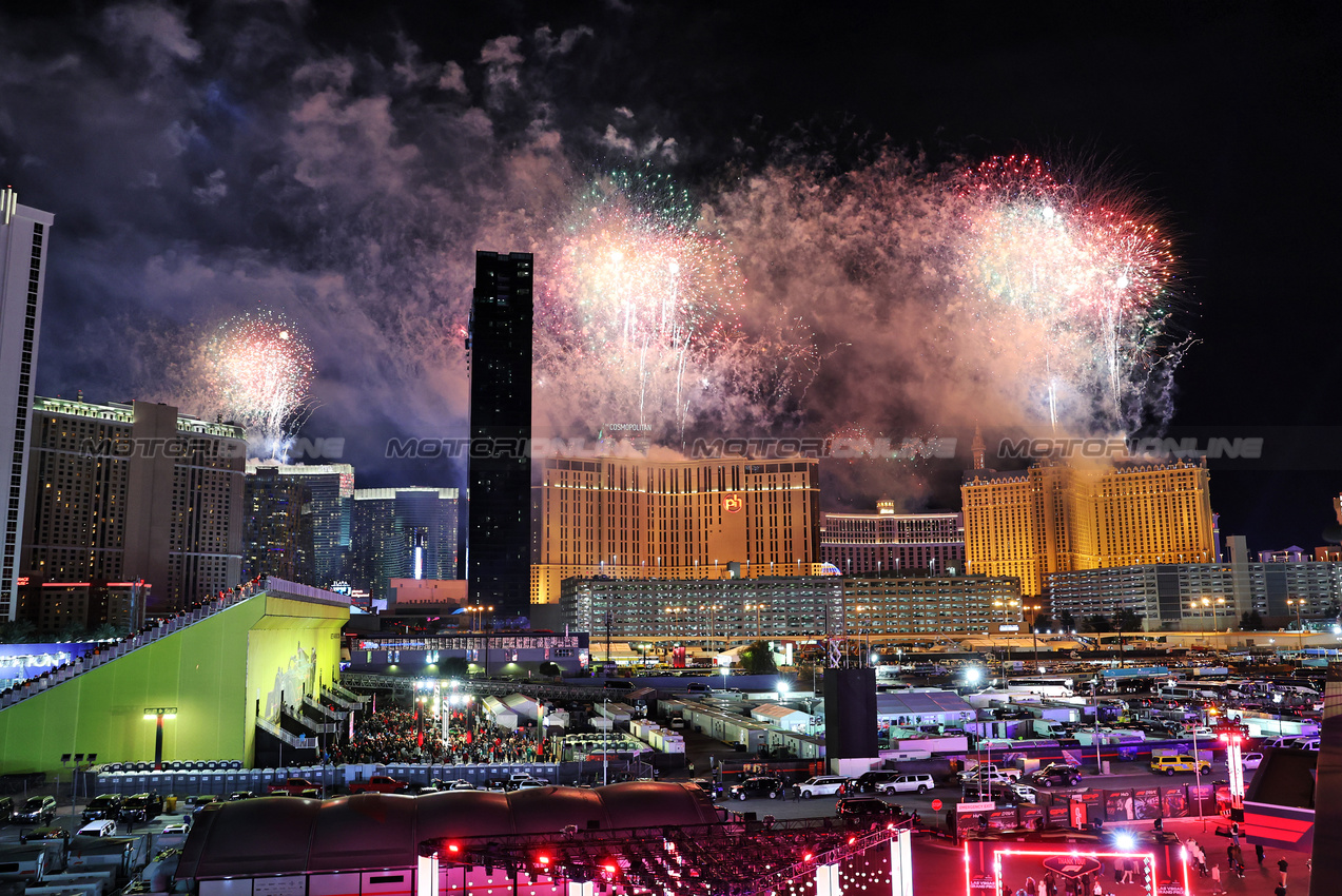 GP LAS VEGAS, Circuit Atmosfera - fireworks at the end of the race.

22.11.2025. Formula 1 World Championship, Rd 22, Las Vegas Grand Prix, Las Vegas, Nevada, USA, Gara Day.

- www.xpbimages.com, EMail: requests@xpbimages.com © Copyright: Bearne / XPB Images