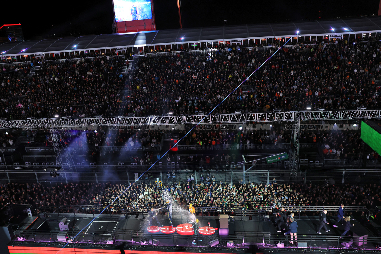 GP LAS VEGAS, The podium: Lando Norris (GBR) McLaren, second; Max Verstappen (NLD) Red Bull Racing, vincitore; George Russell (GBR) Mercedes AMG F1, third

22.11.2025. Formula 1 World Championship, Rd 22, Las Vegas Grand Prix, Las Vegas, Nevada, USA, Gara Day.

- www.xpbimages.com, EMail: requests@xpbimages.com © Copyright: Bearne / XPB Images