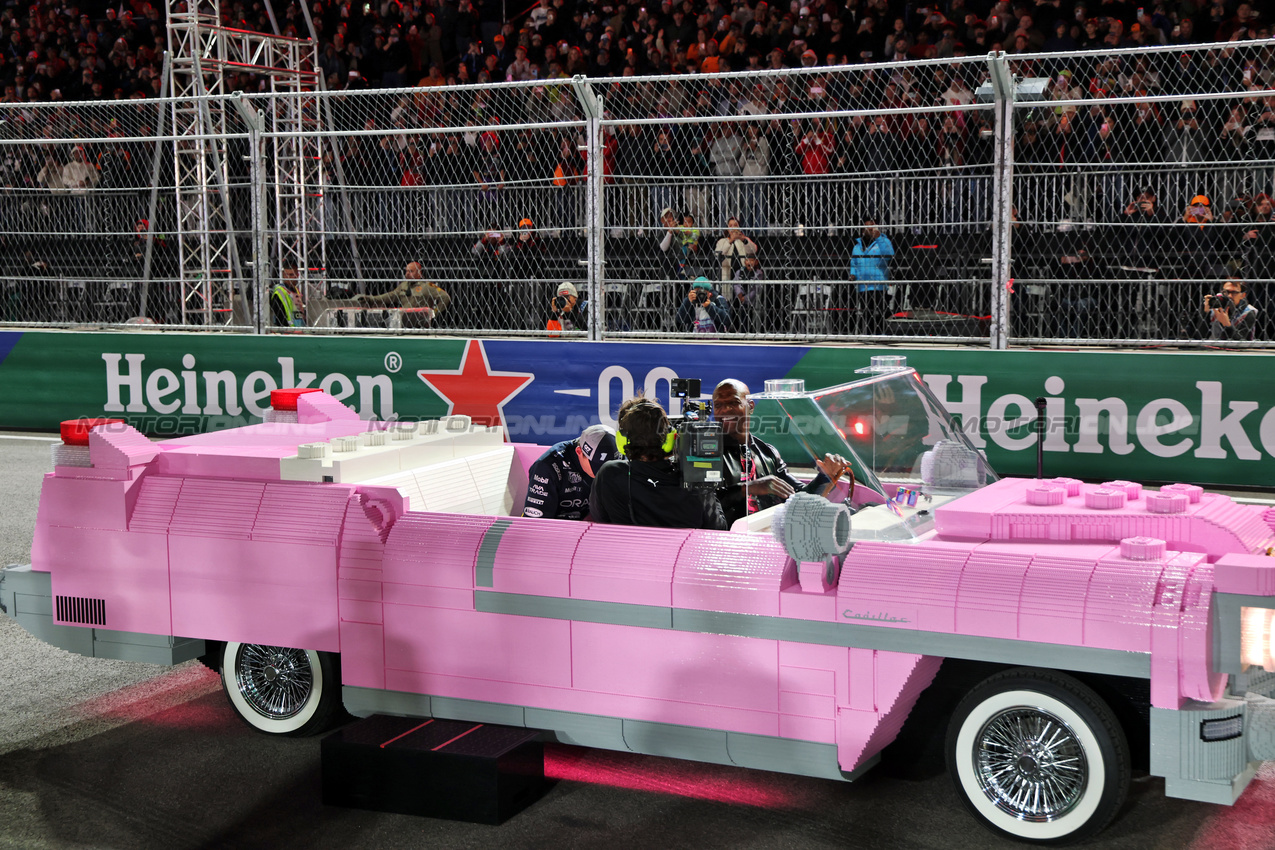 GP LAS VEGAS, Max Verstappen (NLD) Red Bull Racing in the Lego Pink Cadillac with Terry Crews (USA) Actor at the end of the race.

22.11.2025. Formula 1 World Championship, Rd 22, Las Vegas Grand Prix, Las Vegas, Nevada, USA, Gara Day.

- www.xpbimages.com, EMail: requests@xpbimages.com © Copyright: Batchelor / XPB Images