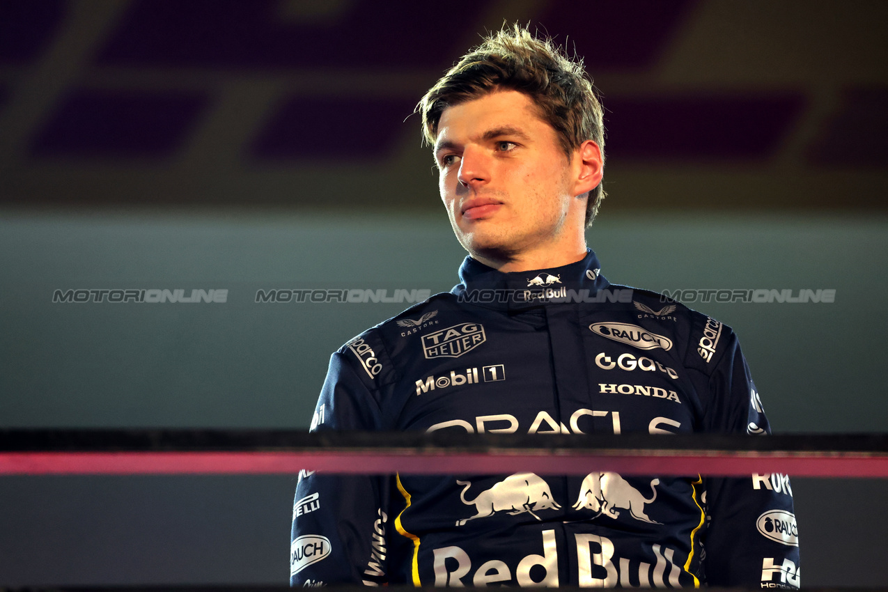 GP LAS VEGAS, Gara winner Max Verstappen (NLD) Red Bull Racing on the podium.
22.11.2025. Formula 1 World Championship, Rd 22, Las Vegas Grand Prix, Las Vegas, Nevada, USA, Gara Day.
- www.xpbimages.com, EMail: requests@xpbimages.com © Copyright: Batchelor / XPB Images